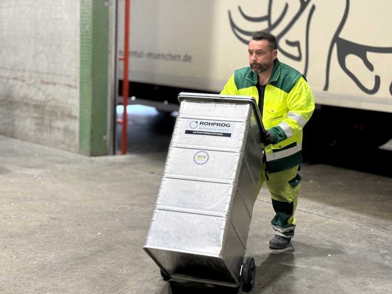ROHPROG Mitarbeiter: Transport von Akten und Daten im Sicherheitsbehälter